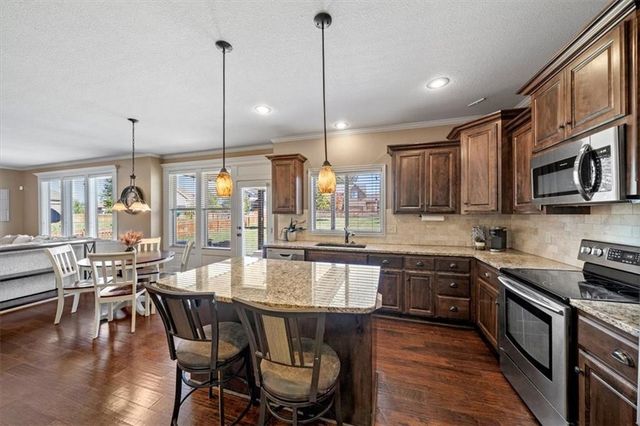 12611 S Laci Circle, Lee's Summit, MO 64086