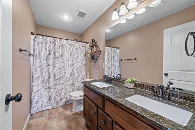 12611 S Laci Circle, Lee's Summit, MO 64086