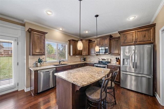 12611 S Laci Circle, Lee's Summit, MO 64086