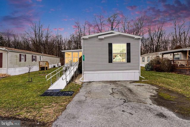 32 HATHAWAY DRIVE, Carlisle, PA 17015