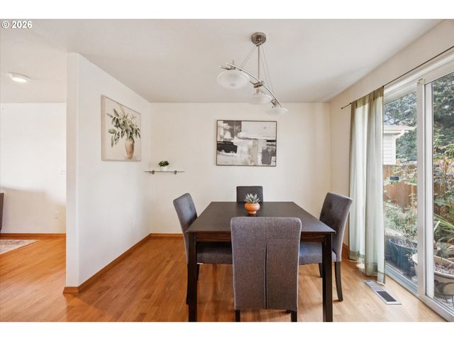 6318 Ne HASSALO St, Portland, OR 97213
