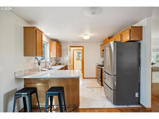 6318 Ne HASSALO St, Portland, OR 97213