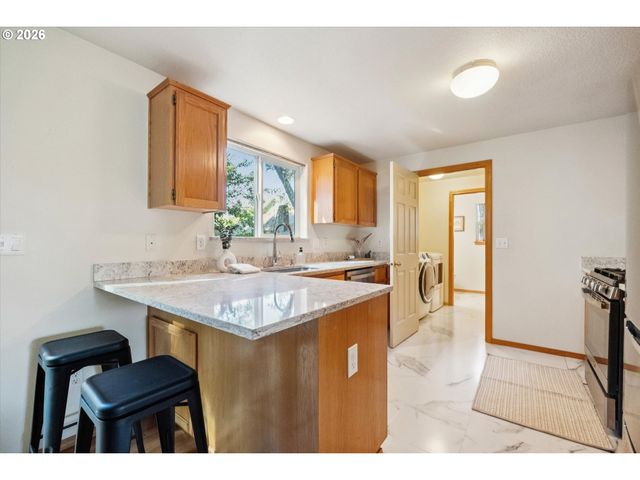 6318 Ne HASSALO St, Portland, OR 97213