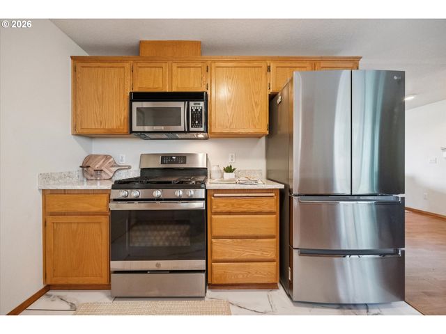 6318 Ne HASSALO St, Portland, OR 97213