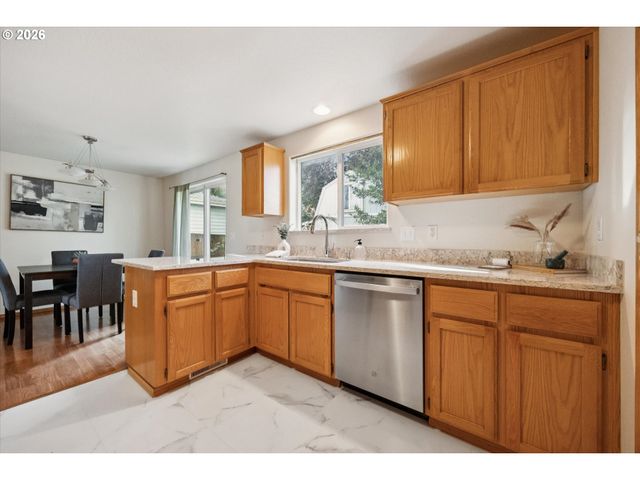 6318 Ne HASSALO St, Portland, OR 97213