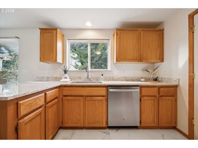 6318 Ne HASSALO St, Portland, OR 97213