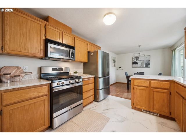 6318 Ne HASSALO St, Portland, OR 97213