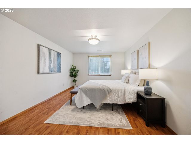 6318 Ne HASSALO St, Portland, OR 97213