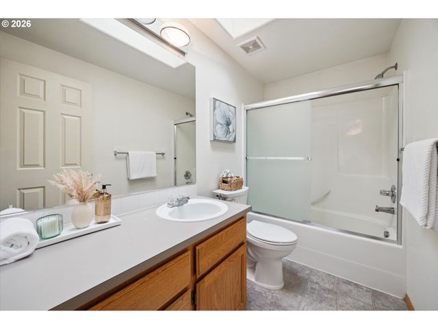 6318 Ne HASSALO St, Portland, OR 97213