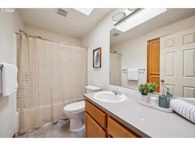 6318 Ne HASSALO St, Portland, OR 97213