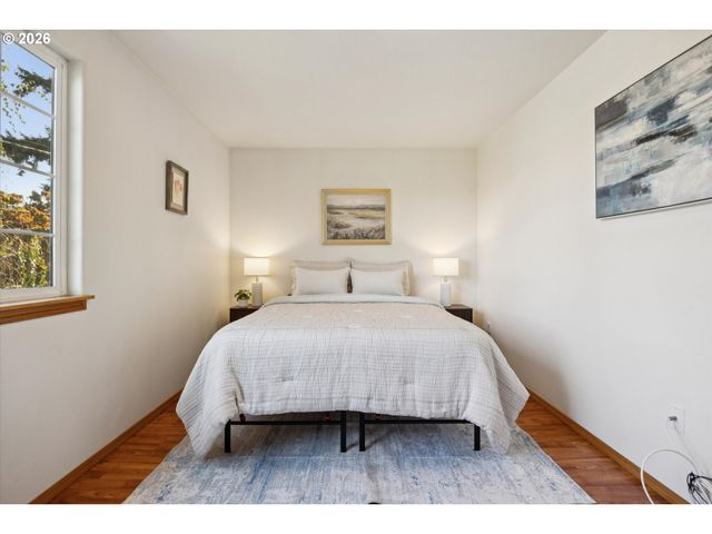 6318 Ne HASSALO St, Portland, OR 97213
