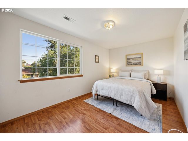 6318 Ne HASSALO St, Portland, OR 97213