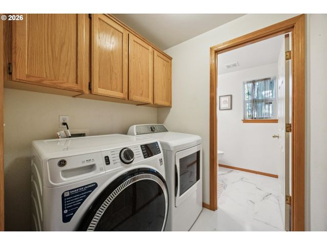 6318 Ne HASSALO St, Portland, OR 97213
