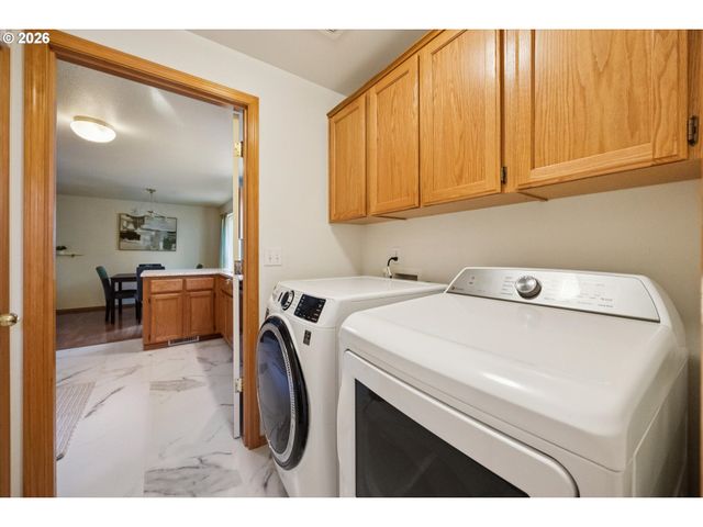 6318 Ne HASSALO St, Portland, OR 97213