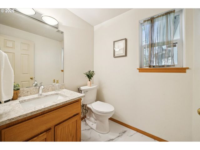 6318 Ne HASSALO St, Portland, OR 97213