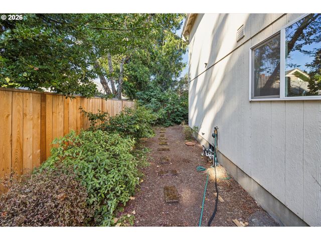 6318 Ne HASSALO St, Portland, OR 97213