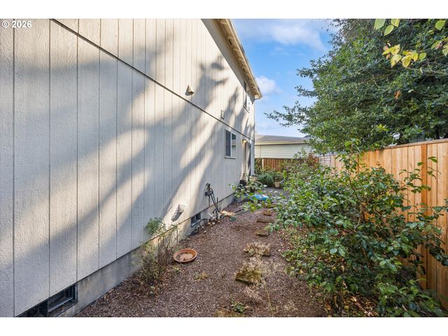 6318 Ne HASSALO St, Portland, OR 97213