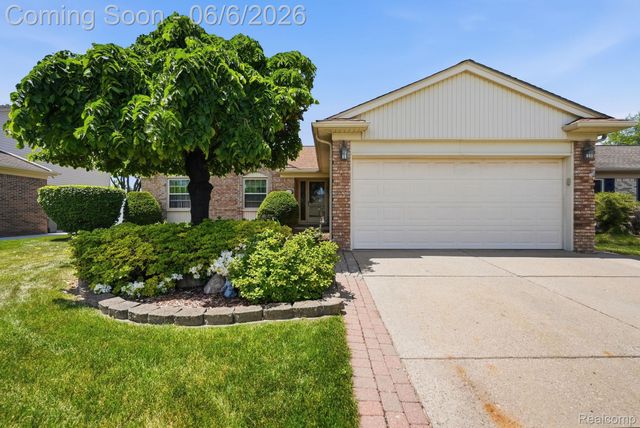 42321 Royal Lane, Clinton Charter Township, MI 48038