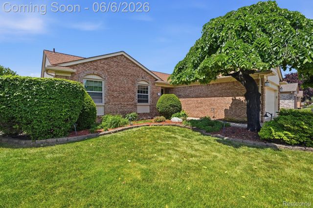 42321 Royal Lane, Clinton Charter Township, MI 48038