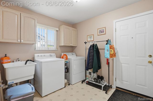 42321 Royal Lane, Clinton Charter Township, MI 48038