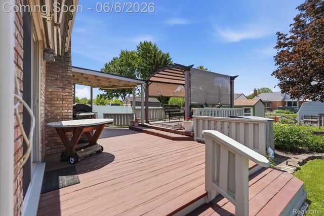 42321 Royal Lane, Clinton Charter Township, MI 48038
