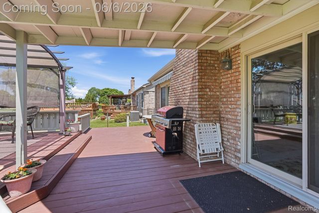 42321 Royal Lane, Clinton Charter Township, MI 48038
