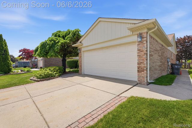 42321 Royal Lane, Clinton Charter Township, MI 48038