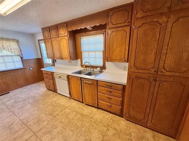 406 N Washington Street, Hobart, OK 73651