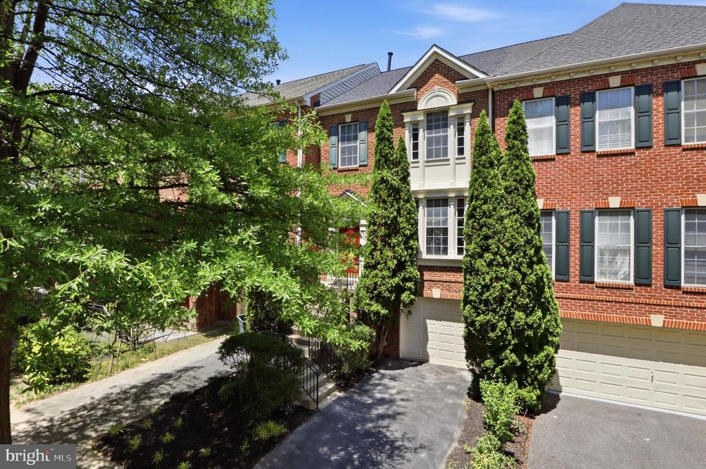 Image 2 of property listing at 218 PAINTED POST LN, Gaithersburg, MD 20878