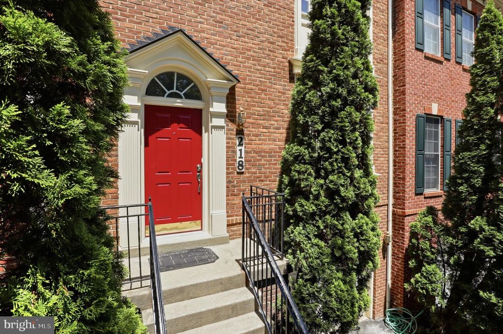 Image 3 of property listing at 218 PAINTED POST LN, Gaithersburg, MD 20878