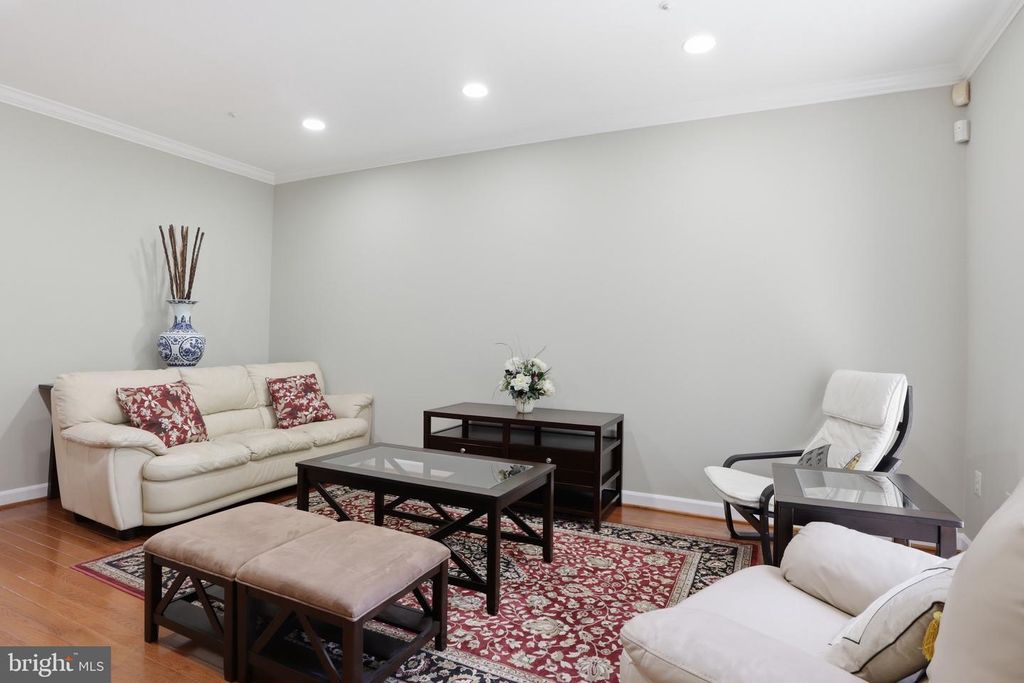 Image 5 of property listing at 218 PAINTED POST LN, Gaithersburg, MD 20878
