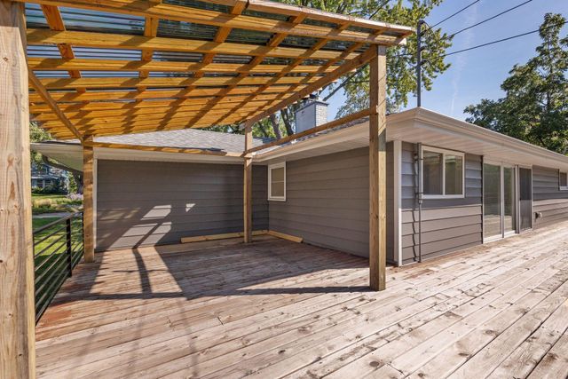 10003 Crestridge Drive, Minnetonka, MN 55305