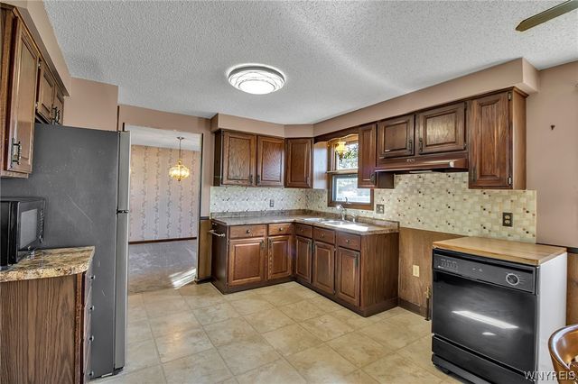 4 Windtree Lane, West Seneca, NY 14224