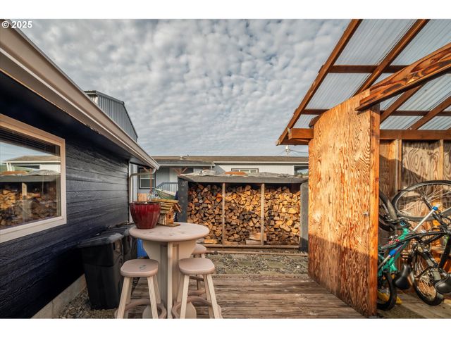 610 PARK Ave, Lakeside, OR 97449