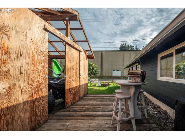 610 PARK Ave, Lakeside, OR 97449