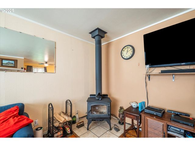 610 PARK Ave, Lakeside, OR 97449