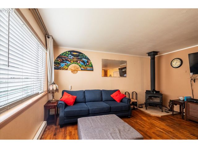 610 PARK Ave, Lakeside, OR 97449