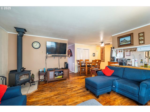 610 PARK Ave, Lakeside, OR 97449