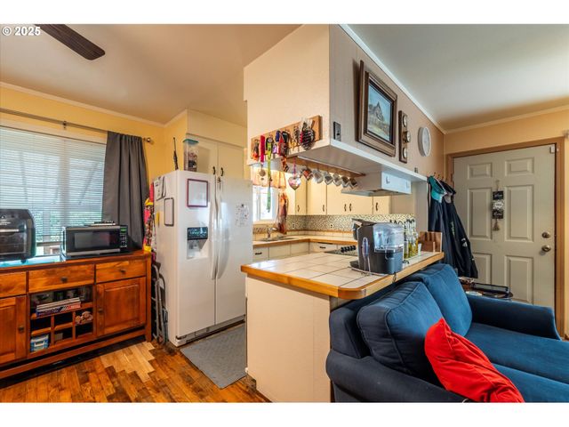 610 PARK Ave, Lakeside, OR 97449