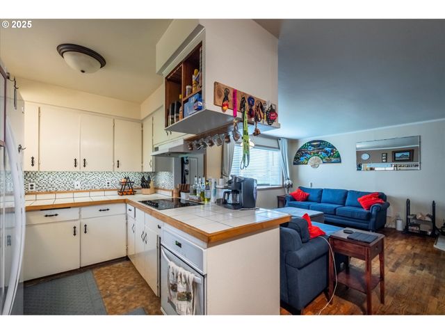 610 PARK Ave, Lakeside, OR 97449