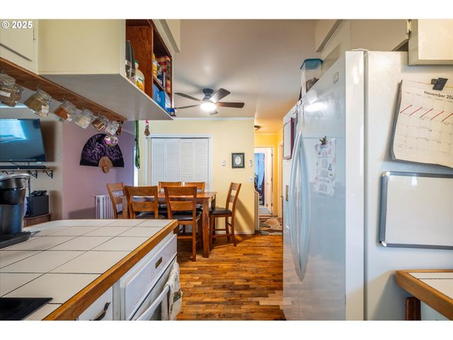 610 PARK Ave, Lakeside, OR 97449