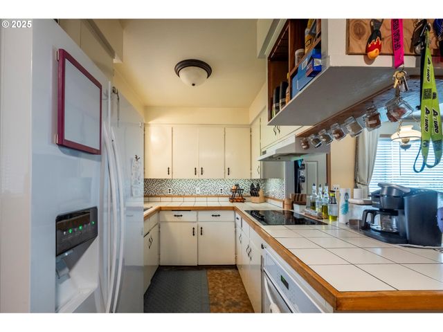 610 PARK Ave, Lakeside, OR 97449