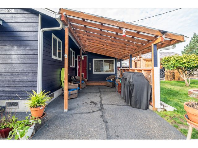 610 PARK Ave, Lakeside, OR 97449