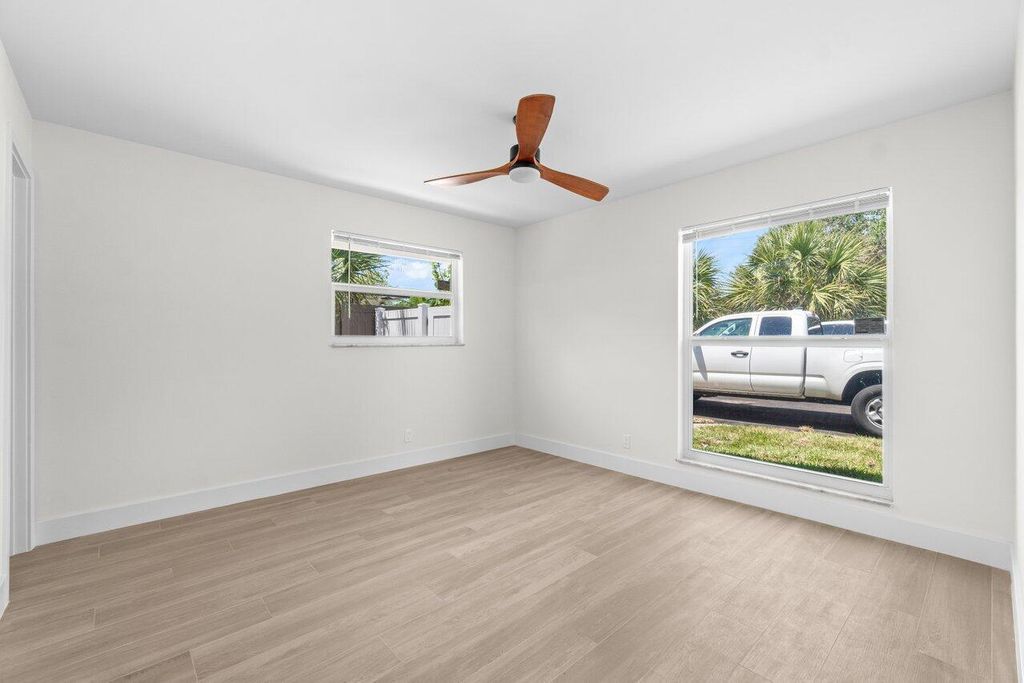 Image 14 of property listing at 4498 NW 2nd Avenue, Boca Raton, FL 33431