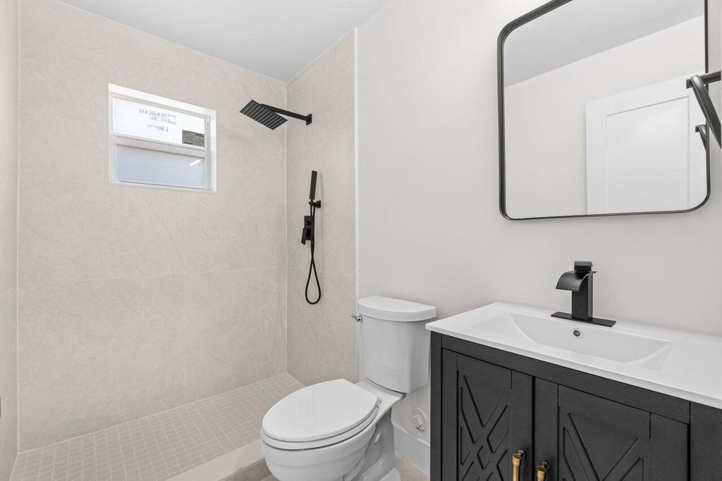 Image 15 of property listing at 4498 NW 2nd Avenue, Boca Raton, FL 33431