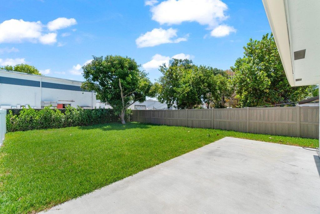 Image 18 of property listing at 4498 NW 2nd Avenue, Boca Raton, FL 33431