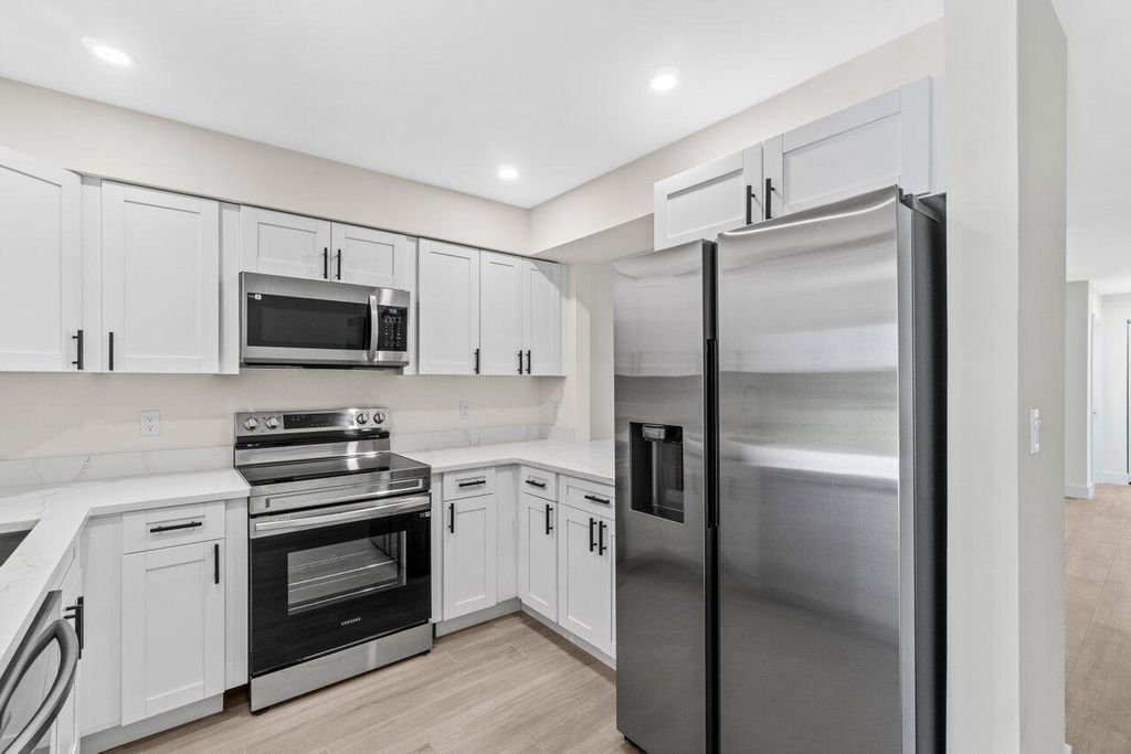 Image 27 of property listing at 4498 NW 2nd Avenue, Boca Raton, FL 33431