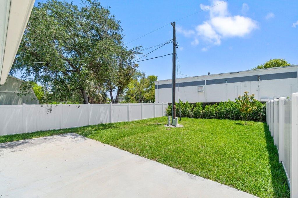 Image 38 of property listing at 4498 NW 2nd Avenue, Boca Raton, FL 33431