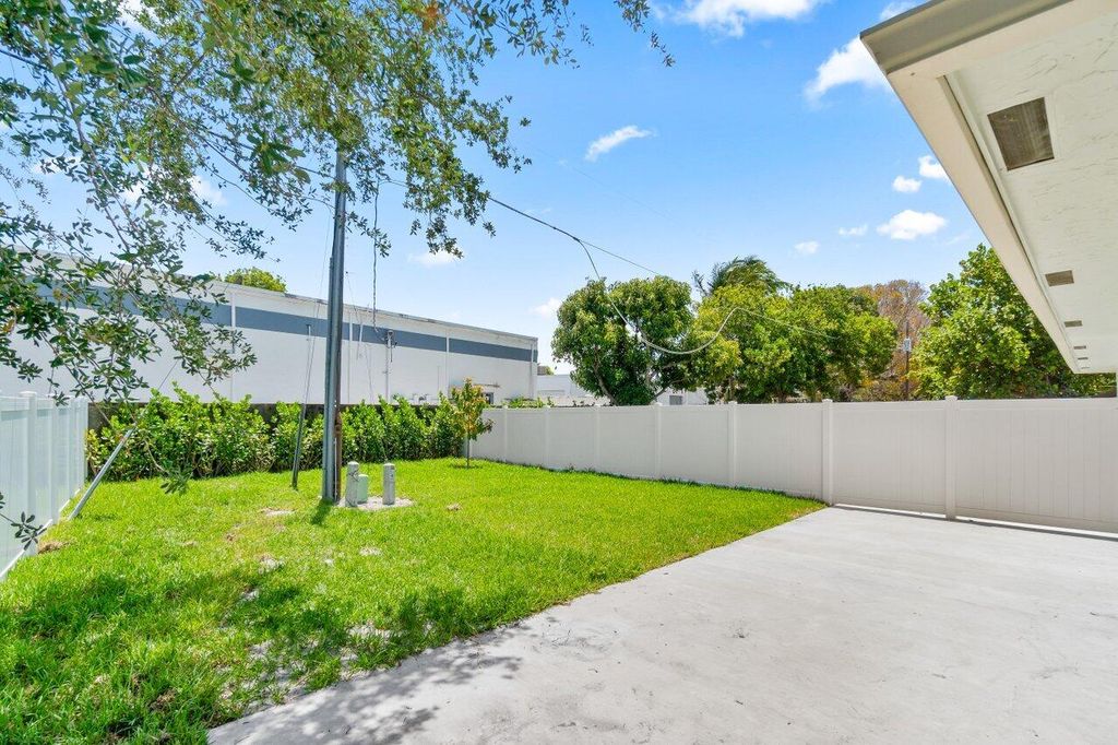 Image 39 of property listing at 4498 NW 2nd Avenue, Boca Raton, FL 33431