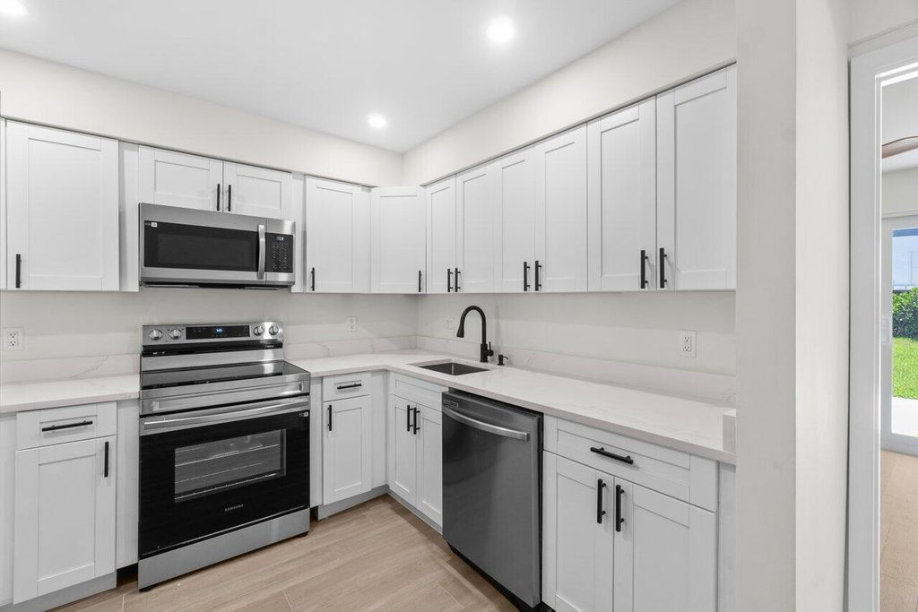 Image 4 of property listing at 4498 NW 2nd Avenue, Boca Raton, FL 33431